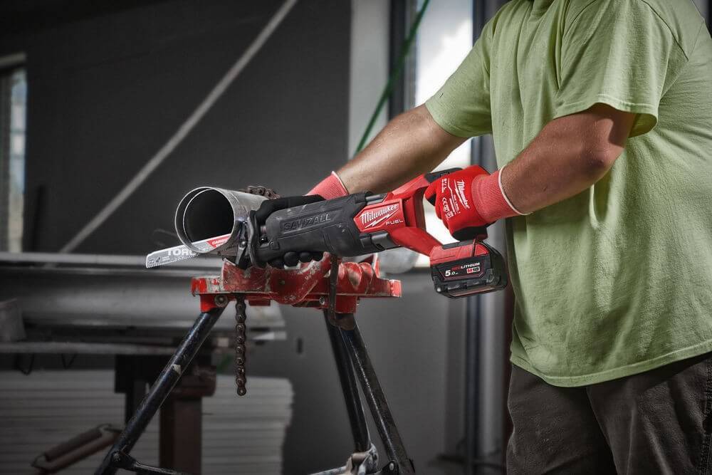 Работа сабельной пилы Milwaukee M18 FSZ-502X