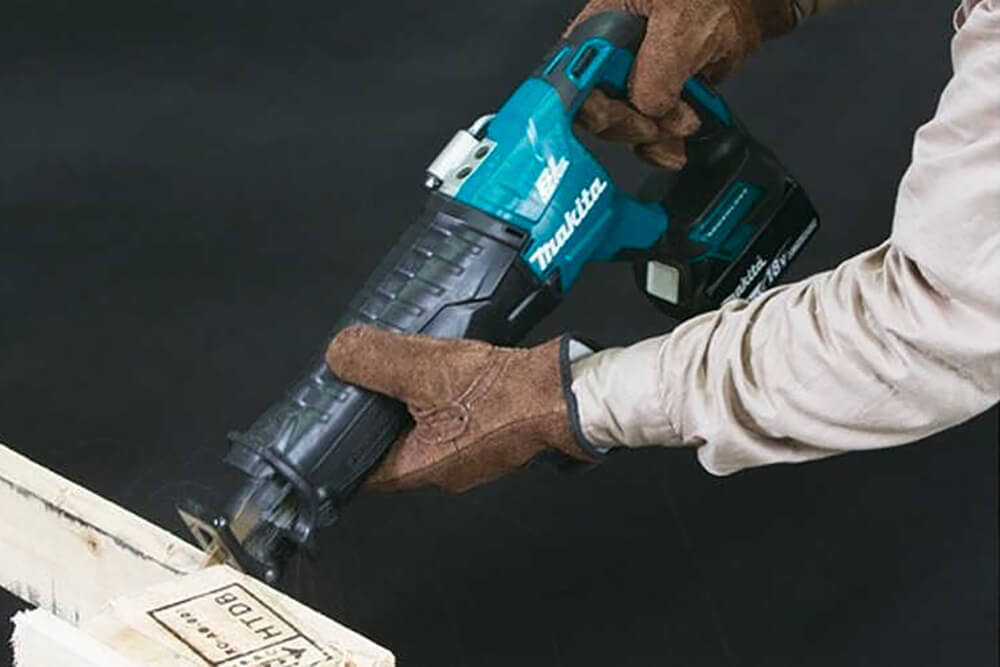 Сабельная пила Makita DJR187RTE